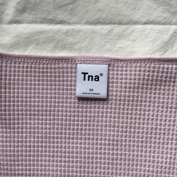 *FUSCHIA* Aritzia - TNA Waffle Scoop-neck Notch Long-sleeve - Picture 6 of 6